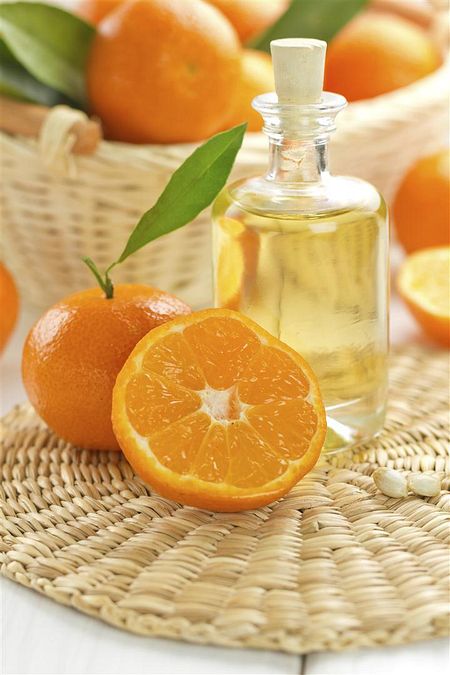 © Istockphoto  | Il rito della buonanotte delle nostre nonne? Un infuso alla camomilla o alla passiflora. Da bere e... non solo! Queste tisane sono ottime anche come tonico rilassante per occhi stanchi e gonfi