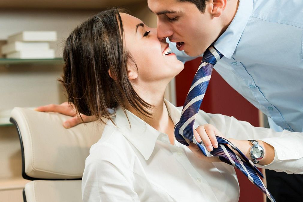 © Istockphoto  | GUARDALO – Durante i momenti di intimità guarda il partner con intensità e usa gli occhi per trasmettere i tuoi desideri più segreti