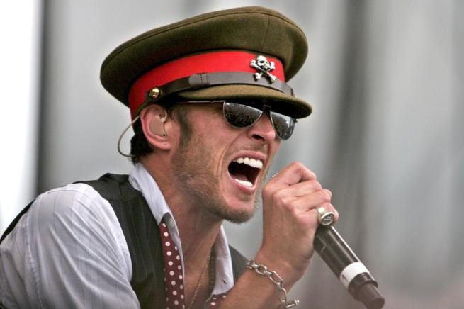 ©  Olycom  | Scott Weiland - Il 3 dicembre il cantante degli Stone Temple Pilots e Velvet Revolver è rinvenuto senza vita nel suo tour bus in Minnesota, dove la polizia trova cocaina, farmaci e altre sostanze. Aveva 48 anni. Alle spalle, tanti problemi di droga e alcol e un arresto per possesso di eroina e crack