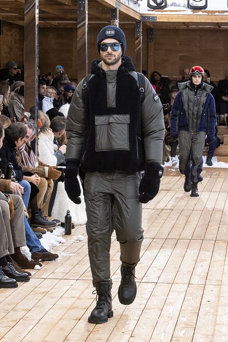 © Ufficio stampa  | Giorgio Armani Neve, FW 22-23 | Giorgio Armani con i modelli – Courtesy of Giorgio Armani