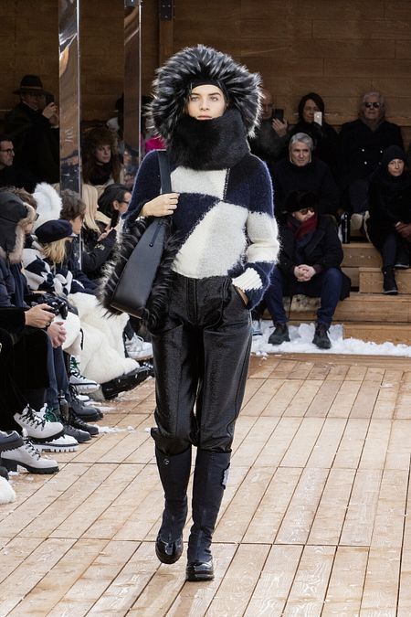 © Ufficio stampa  | Giorgio Armani Neve, FW 22-23 | Giorgio Armani con i modelli – Courtesy of Giorgio Armani