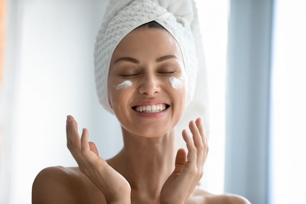 © Istockphoto  | La beauty routine di gennaio marca la fine del periodo legato alle Feste e segna la ripartenza all’insegna di un fattore importantissimo di cui tenere conto in termini di skincare: il freddo