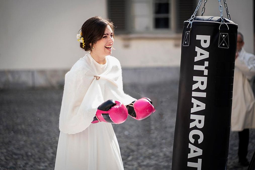 © Marco Del Comune Fotografo  | Una sposa partecipa all'azione artistica di Silvia Levenson e Natalia Saurin dal titolo "Workout. Allenamento per la distruzione del patriarcato". Per gentile concessione di Marco Del Comune Fotografo