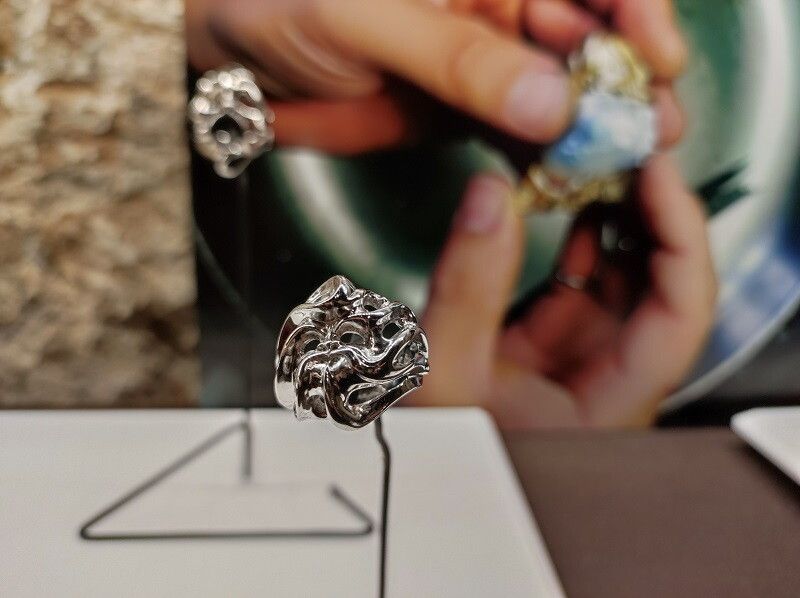 © Ufficio stampa  |  Il medaglione di Ivan Barbato, “Sulle orme del tempo”