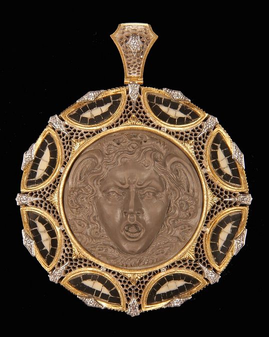 © Ufficio stampa  |  Il medaglione di Ivan Barbato, “Sulle orme del tempo”