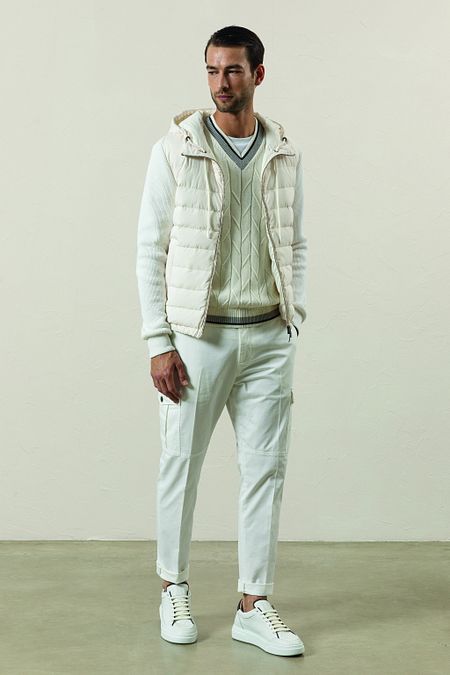 © Ufficio stampa  | Peserico, collezione uomo SS24: gilet imbottito in piuma in maglia rasata, pantalone cargo dal design urban in popeline di cotone tencel, polo in cotone a micro costa