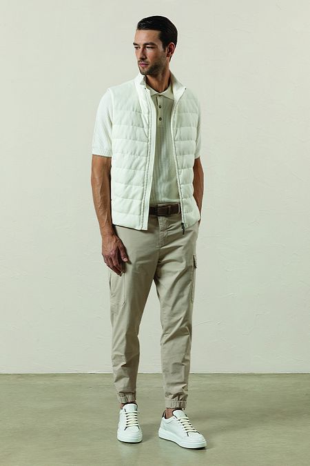 © Ufficio stampa  | Peserico, collezione uomo SS24: gilet imbottito in piuma in maglia rasata, pantalone cargo dal design urban in popeline di cotone tencel, polo in cotone a micro costa