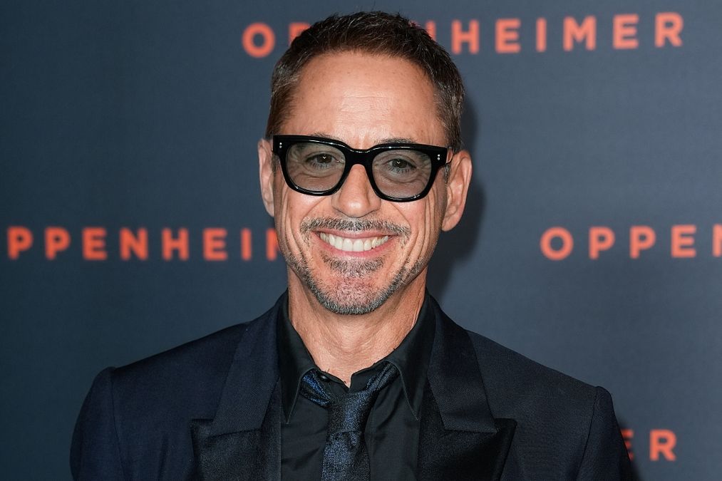 © IPA  | Robert Downey Jr. sorridente sul red carpet per la premiere del film “Oppenheimer” a Parigi