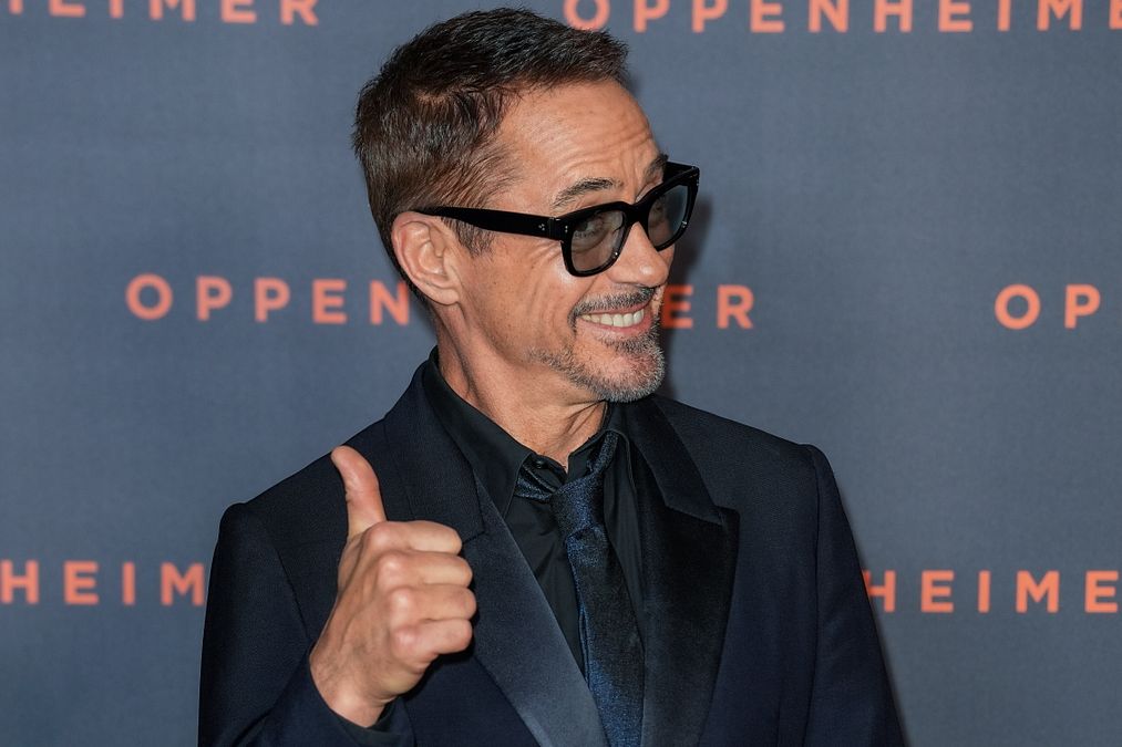 © IPA  | Robert Downey Jr. sorridente sul red carpet per la premiere del film “Oppenheimer” a Parigi