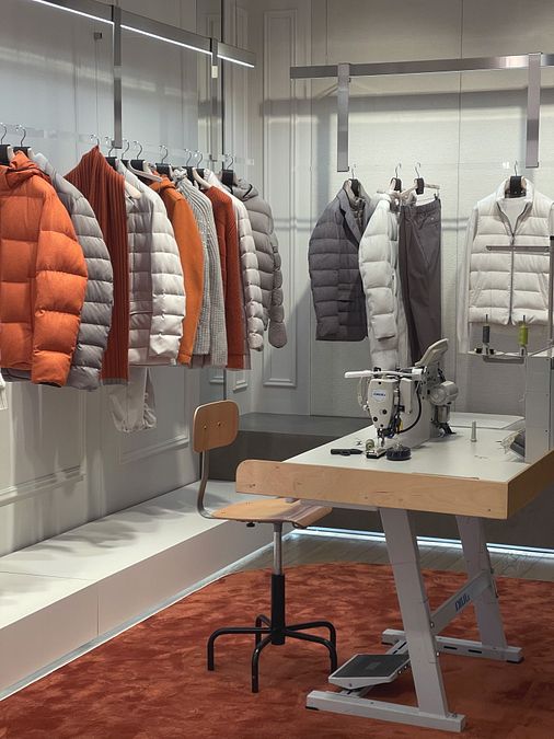 © Ufficio stampa  | Sarte all'opera a Milano nello store di Herno: per celebrare 75 anni di qualità e di tradizione sartoriale, il brand offre ai propri clienti un servizio di personalizzazione dei capi acquistati