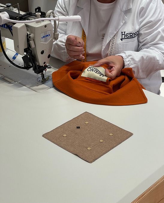 © Ufficio stampa  | Sarte all'opera a Milano nello store di Herno: per celebrare 75 anni di qualità e di tradizione sartoriale, il brand offre ai propri clienti un servizio di personalizzazione dei capi acquistati