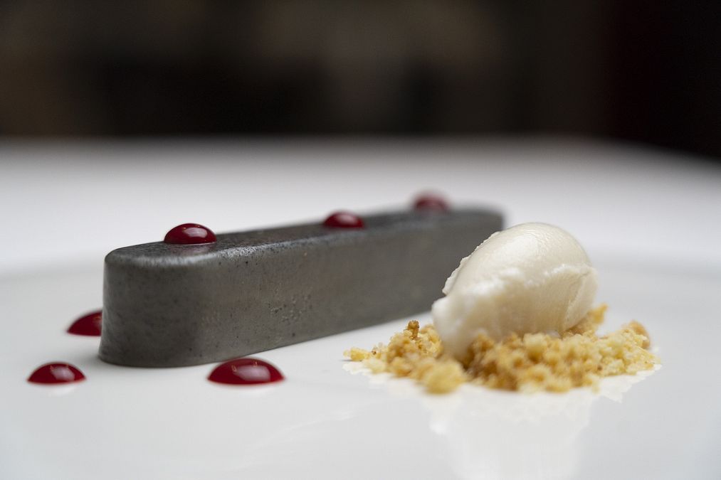 © ufficio stampa   | Wabi sabi con mousse al sesamo nero gel di ciliegia cramble salato gelato alle foglie di banano