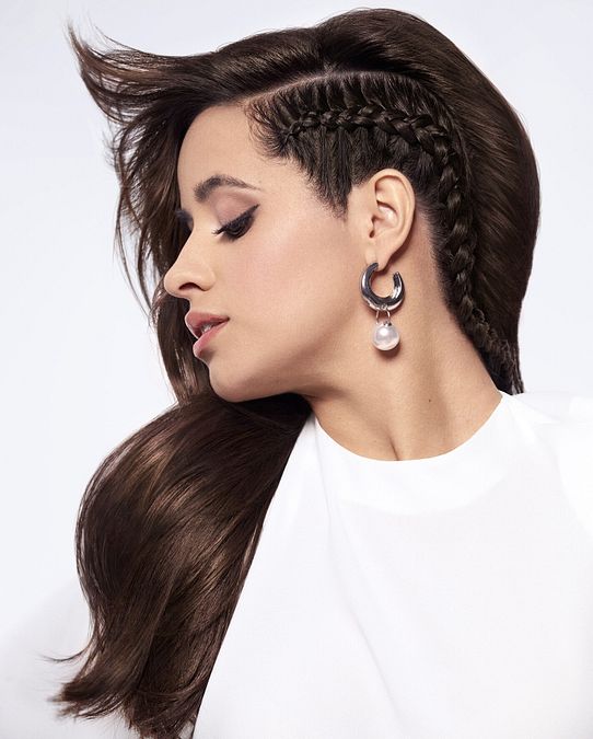 © Ufficio stampa  | Capelli primavera 2024: Camila Cabello per Elvive [Hyaluronic] Pure, la prima gamma purificante che si ispira agli ingredienti attivi della skincare. Disponibile da aprile