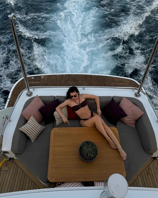 © instagram  | Benjamin Pavard presto sposo. Il difensore dell'Inter ha fatto la proposta di matrimonio alla propria fidanzata Kleofina Pnishi, attrice e modella francese, di origine kosovara. La proposta è arrivata a Saranda, in Albania, in occasione della festa di compleanno della modella, che ieri ha compito trent'anni. 