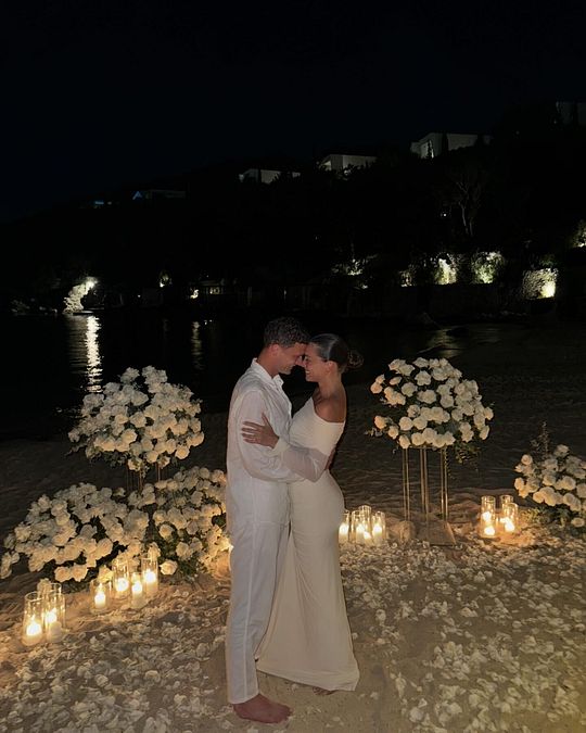 © instagram  | Benjamin Pavard presto sposo. Il difensore dell'Inter ha fatto la proposta di matrimonio alla propria fidanzata Kleofina Pnishi, attrice e modella francese, di origine kosovara. La proposta è arrivata a Saranda, in Albania, in occasione della festa di compleanno della modella, che ieri ha compito trent'anni. 