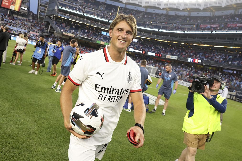 © acmilan.com  | Il Milan, direttamente dagli Usa, ha svelato l'Away kit per la stagione 2024-2025. La nuova tenuta fonde una raffinatezza senza tempo con un design moderno per incarnare l'essenza del milanismo.