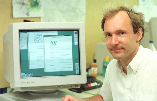 © web  | Tim Berners-Lee, con il browser NeXT usato per inventare il World Wide Web. Immagine del Cern.