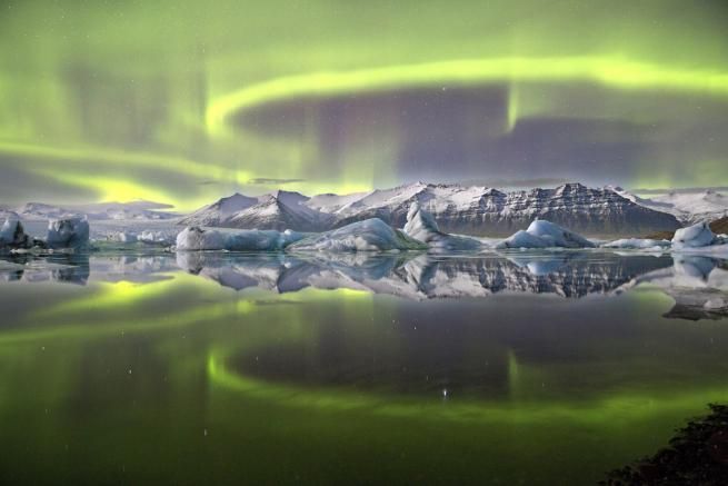 © dal-web  | “Aurora over a Glacier Lagoon”, di James Woodend, UK (winner Earth and Space category and overall winner)
