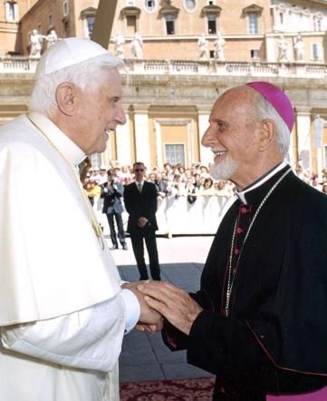 © -afp  | Monsignor Luigi Locati con Papa Benedetto XVI