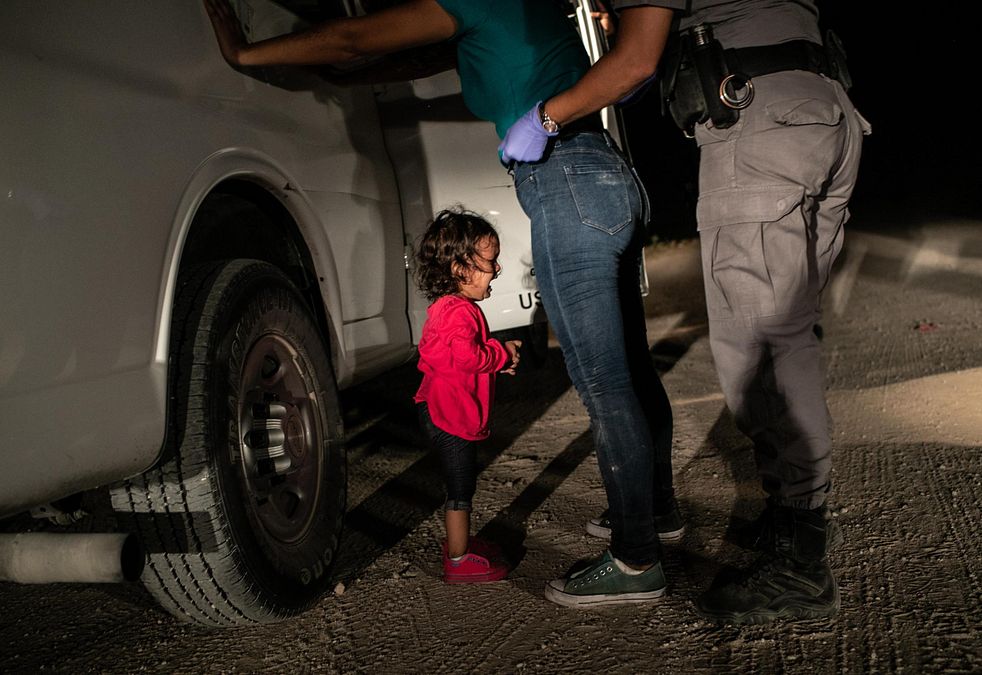 © ansa  | John Moore, Getty Images - La foto della bimba honduregna di due anni che piange mentre la mamma viene perquisita al confine tra Messico e Usa ha vinto l'edizione 2019 