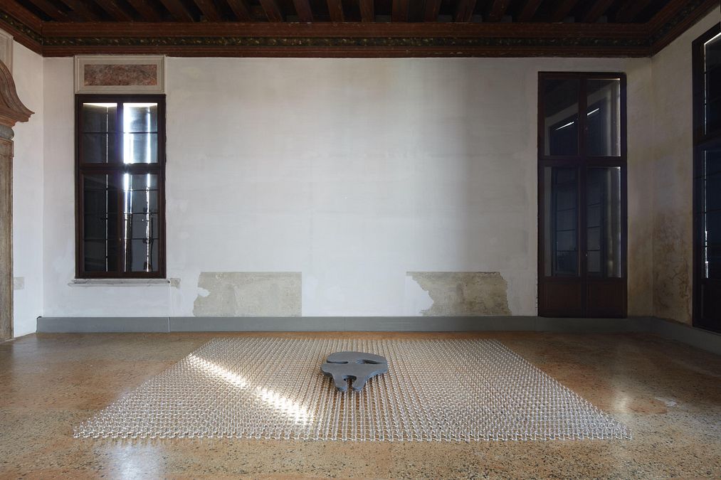 © ufficio-stampa  | Senza titolo, 1988 vetro, grappa, piombo. Foto: Agostino Osio - Alto Piano Courtesy Fondazione Prada