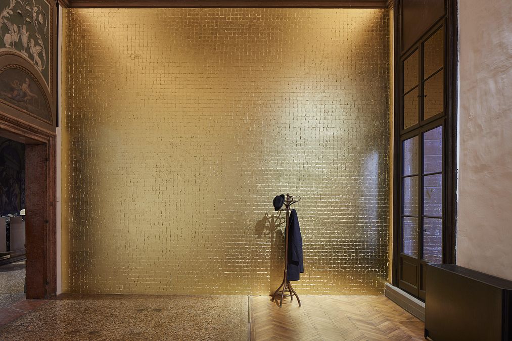 © ufficio-stampa  | Senza titolo, 1988 vetro, grappa, piombo. Foto: Agostino Osio - Alto Piano Courtesy Fondazione Prada