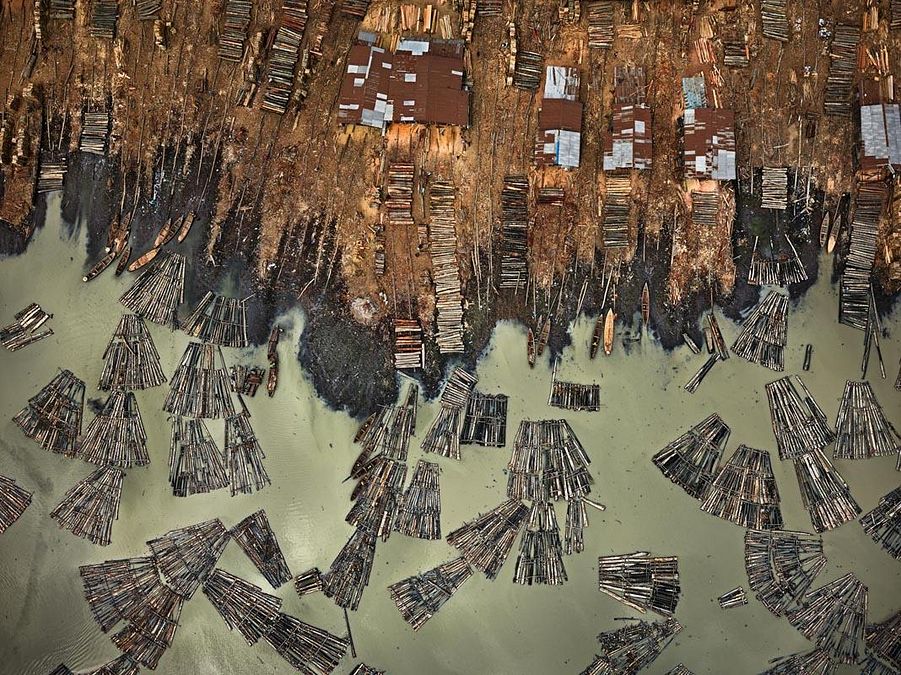© ufficio-stampa  | Edward Burtynsky, Saw Mills #1, Lagos, Nigeria 2016
photo © Edward Burtynsky, courtesy Admira Photography, Milan / Nicholas Metivier Gallery, Toronto