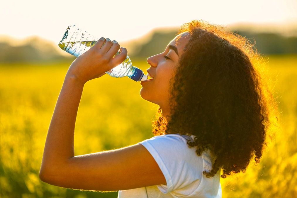 © istockphoto  | Gli esperti sono tutti concordi: per mantenere il corretto equilibrio idrico del nostro organismo occorre bere in abbondanza, specie quando fa caldo