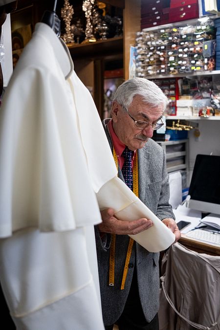 © Afp  | Gli abiti e le scatole contenenti le scarpe del futuro Papa nella Sala del Pianto (o delle Lacrime) - AFP PHOTO / VATICAN MEDIA
