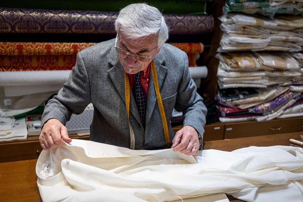 © Afp  | Gli abiti e le scatole contenenti le scarpe del futuro Papa nella Sala del Pianto (o delle Lacrime) - AFP PHOTO / VATICAN MEDIA