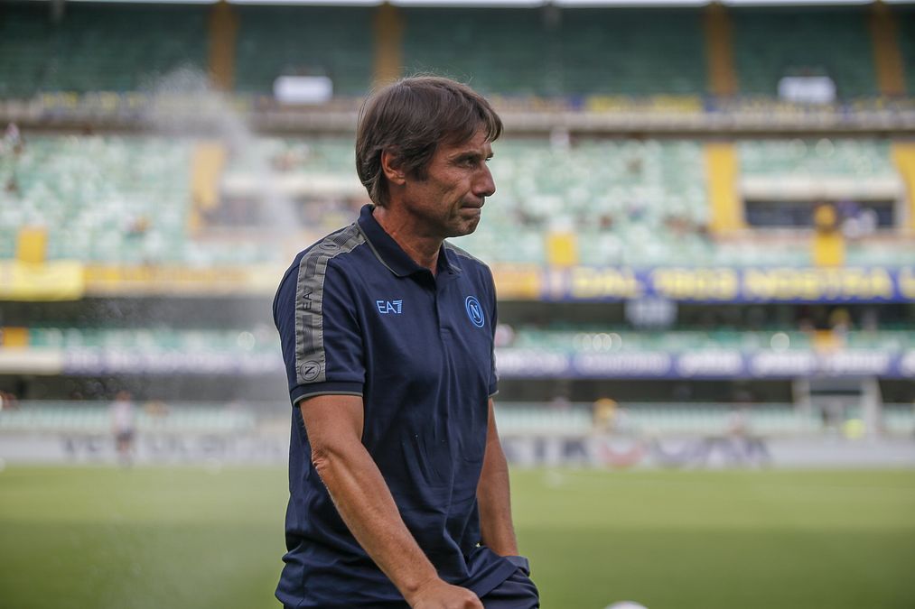 © IPA  | Hellas Verona - Napoli: 3-0 (18/08/24); 1° giornataL'esordio in Serie A di Antonio Conte sulla panchina del Napoli non andò come il salentino sperava: il Verona schianta gli azzurri e il tecnico si presenta ai micorfoni infuriato: "C'è da vergognarsi e chiedere scusa ai tifosi"