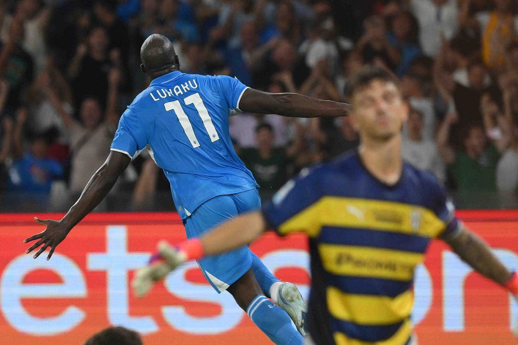 © IPA  | Hellas Verona - Napoli: 3-0 (18/08/24); 1° giornataL'esordio in Serie A di Antonio Conte sulla panchina del Napoli non andò come il salentino sperava: il Verona schianta gli azzurri e il tecnico si presenta ai micorfoni infuriato: "C'è da vergognarsi e chiedere scusa ai tifosi"