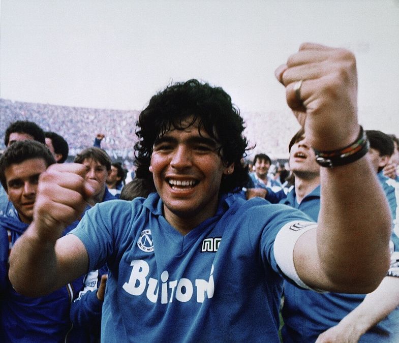 © Wikipedia  | La rosa del primo, storico, scudetto del Napoli vinto nel 1986-1987. Da sinistra, in alto: Bruscolotti, Bigliardi, Di Fusco, Garella, Carnevale, Filardi; al centro: Ferrara, De Napoli, Carannante, Volpecina, Bagni, Ferrario, Sola, Renica; in basso: Muro, Celestini, Maradona, Bianchi (allenatore), Caffarelli, Giordano, Puzone.