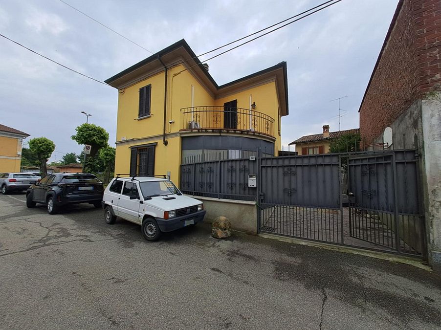 © Ansa  | Perquisizioni dei carabinieri a casa di Andrea Sempio e dei genitori