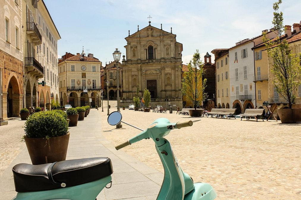 © Ente del Turismo  | Mondovì, Piazza Maggiore - Ph. Beatrice Obertini,  Archivio ATL del Cuneese
