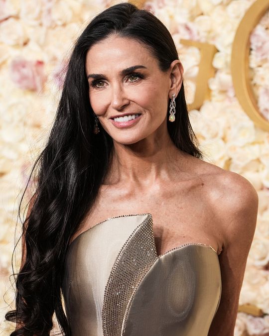 © IPA  | Uno dei capolavori Giorgio Armani Privé FW 2018-19 in mostra presso Armani/Silos indossato da Demi Moore ai Golden Globes 2025