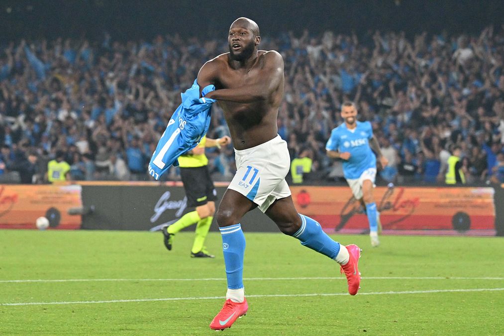© Wikipedia  | La rosa del primo, storico, scudetto del Napoli vinto nel 1986-1987. Da sinistra, in alto: Bruscolotti, Bigliardi, Di Fusco, Garella, Carnevale, Filardi; al centro: Ferrara, De Napoli, Carannante, Volpecina, Bagni, Ferrario, Sola, Renica; in basso: Muro, Celestini, Maradona, Bianchi (allenatore), Caffarelli, Giordano, Puzone.