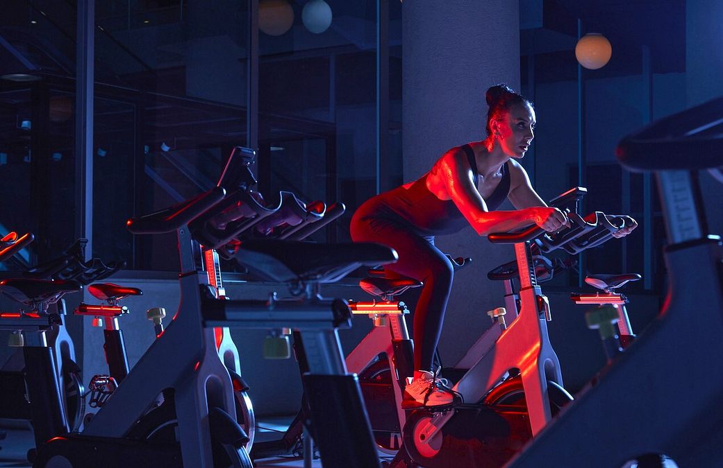 © Istockphoto  | L'inside cycling incontra le atmosfere techno e la musica su cui eseguire vere e proprie coreografie mentre si pedala: è il Soul Cycling
