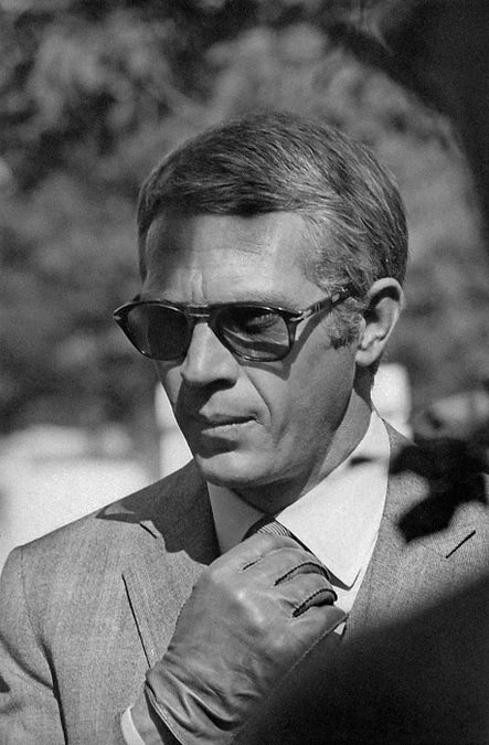 © Ufficio stampa  | Steve McQueen con il modello di occhiali da sole Persol 714, che ha preso il suo nome