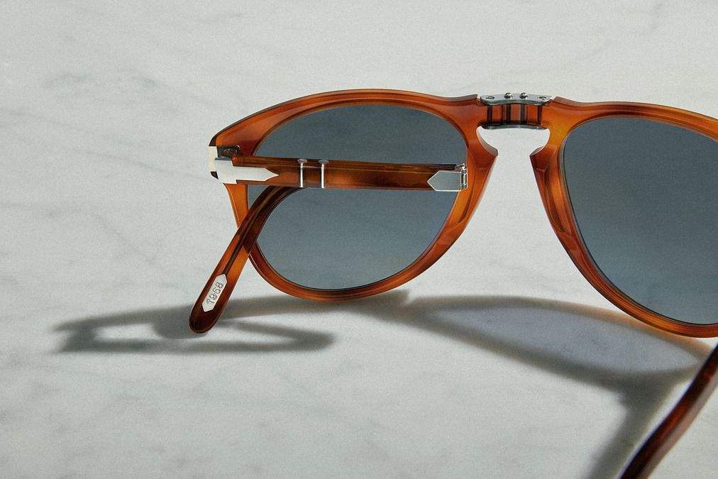 © Ufficio stampa  | Steve McQueen con il modello di occhiali da sole Persol 714, che ha preso il suo nome