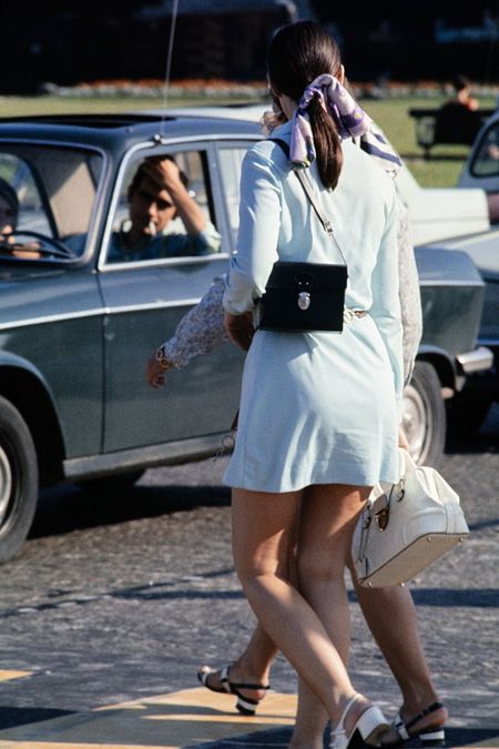 © Afp  | Un automobilista guarda due donne in minigonna per strada nel 1969 a Parigi 