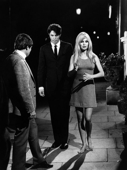 © Afp  | Un automobilista guarda due donne in minigonna per strada nel 1969 a Parigi 