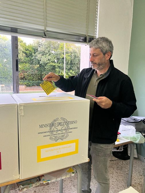 © Ansa  | Il presidente del Consiglio, Giorgia Meloni, come preannunciato nei giorni scorsi, si è recato al suo seggio elettorale a Roma e non ha ritirato le schede per votare sui referendum.