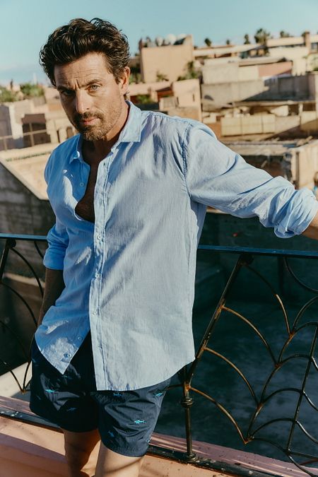 © Ufficio stampa  | La collezione Lino e Mare 2025 di IUMAN-Intimissimi Uomo. La campagna è un viaggio tra le dune di Essaouira e i riad di Marrakech