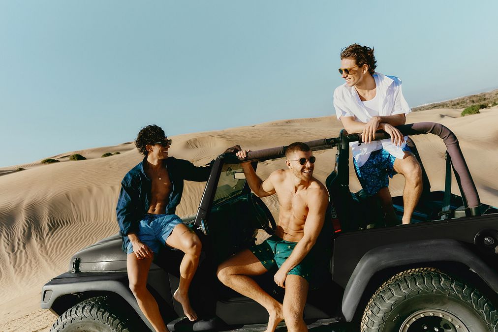 © Ufficio stampa  | La collezione Lino e Mare 2025 di IUMAN-Intimissimi Uomo. La campagna è un viaggio tra le dune di Essaouira e i riad di Marrakech
