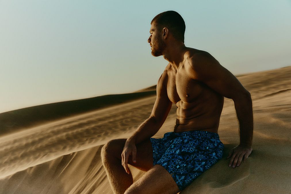 © Ufficio stampa  | La collezione Lino e Mare 2025 di IUMAN-Intimissimi Uomo. La campagna è un viaggio tra le dune di Essaouira e i riad di Marrakech
