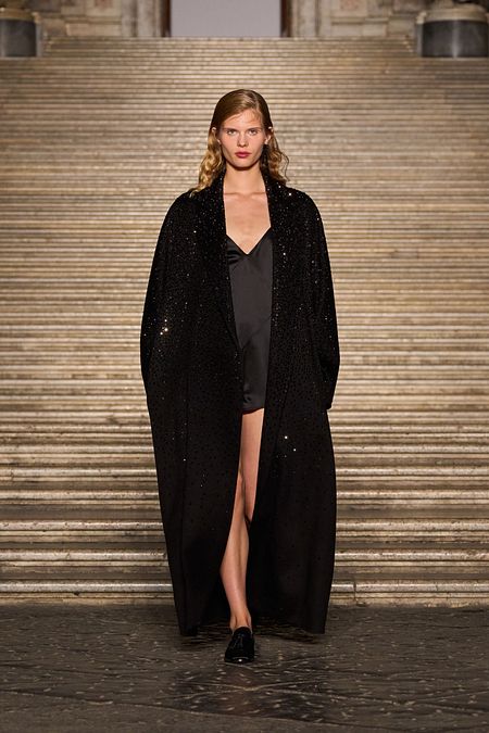 © Ufficio stampa  | Max Mara Resort 2026, "Venere Vesuviana": i best look della sfilata alla Reggia di Caserta