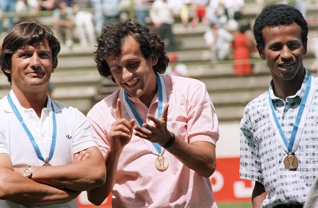 © afp | Michel Platini sorride con al collo il bronzo conquistato nel Mondiale in Messico nel 1986 