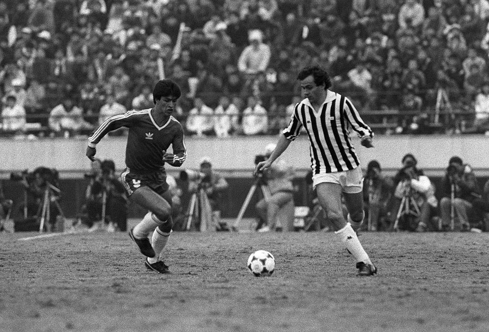 © afp | Le prime immagini di Michel Platini in maglia Juventus dopo il trasferimento ai bianconeri nel 1982 