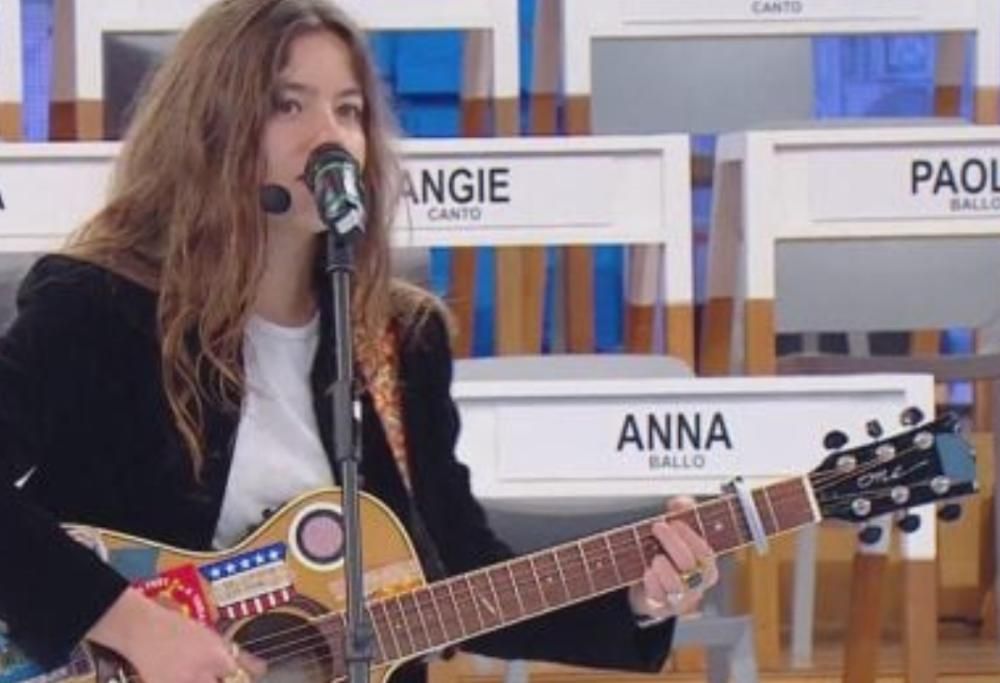 Chi è Elena di “Amici 25”, la cantautrice scelta da Anna Pettinelli